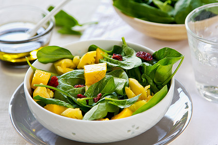 芒果和菠萝加菠菜沙拉营养干果美食敷料午餐饮食美味绿色水果菠菜图片