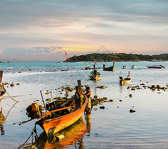 泰国海上渔船在泰国的海岸蓝色海滩气候海洋游客天际热带运输旅行支撑图片
