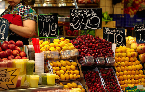 西班牙巴塞罗那水果市场 西班牙巴塞罗那奇异果店铺花蜜紫外线杂货店农民价格展示坚果团体图片