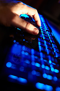 男人用蓝键盘打字男性钥匙蓝色笔记本办公室工具技术创新指甲职业图片