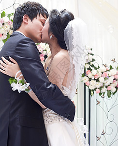 一对年轻夫妇在婚礼当天拥抱和亲吻 结婚那天图片