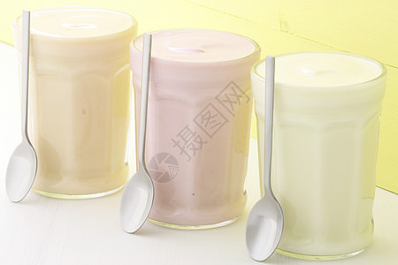 美味的新鲜酸奶牛奶冰淇淋香草开心果小吃美食原味营养冷冻甜点图片