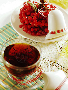 雪球浆果和茶杯木头食物时间餐具葡萄干文化美食桌子玻璃液体图片
