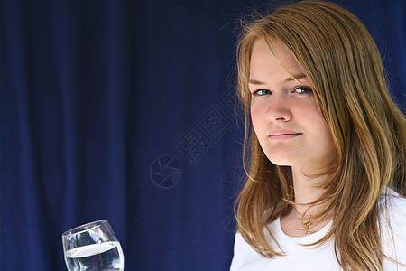 女孩与一杯水青少年容貌口渴玻璃孩子图片