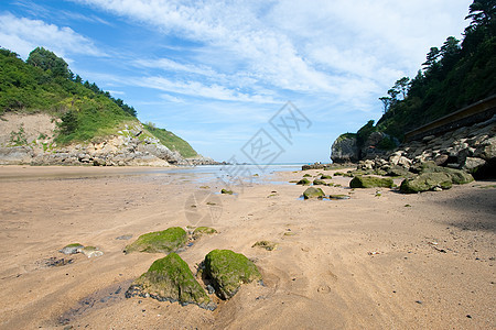 西班牙巴斯克州比兹卡亚岛EA海滩地区旅行岩石绿色海岸晴天太阳水手海洋图片