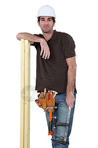 有木板条的木匠男人捆扎修理工夹钳劳动者贸易木工承包商工具剪刀图片