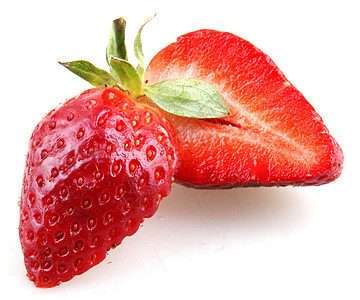 白色的美丽的草莓 在白色上被孤立饮料甜点农作物水果汁点差乳制品浆果食物影棚水果图片
