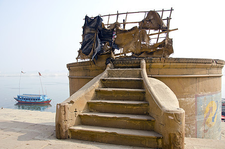 印度瓦拉纳西的恒河沿岸和船上的恒河楼梯图片