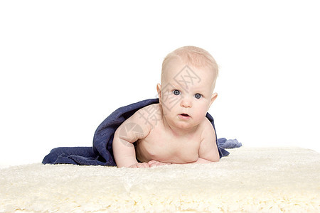 美丽的快乐婴儿 穿着白色背景的彩色毛巾孩子童年幸福微笑男生卫生蓝色皮肤儿童几个月图片