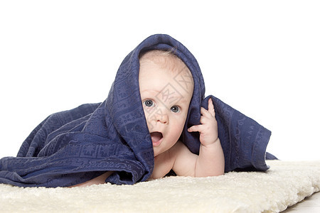 美丽的快乐婴儿 穿着白色背景的彩色毛巾儿童卫生蓝色男生微笑几个月幸福童年孩子皮肤图片