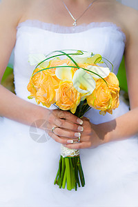 新娘举行婚礼花束订婚戒指玫瑰丈夫女士恋人热情手指女性婚姻图片