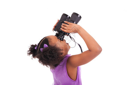 非洲小女孩透过望远镜看望着 孤立在左手背上的双筒望远镜图片