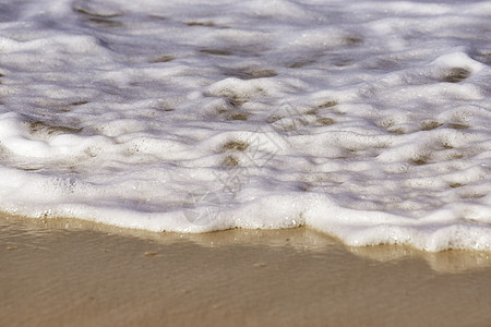 海浪在比里沙滩上泡沫海岸环境海滩天气边缘天空旅行阳光海洋图片