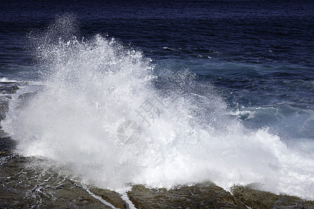 冲撞岩石的海洋海浪天气天空风景破岸环境海滩阳光碰撞蓝色海岸图片