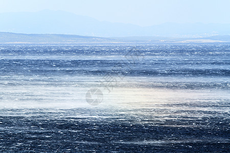 狂浪笼罩着大海爬坡蓝色风暴雷雨危险天气阳光愤怒海浪戏剧性图片