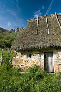 西班牙阿斯图里亚斯索米多自然公园历史储备绿色自然公园历史性房子长草山脉旅行自然保护区图片