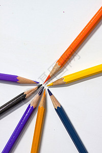 白色背景上的彩色铅笔木头彩虹学校橙子蜡笔教育乐器蓝色大学艺术图片