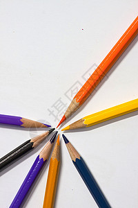 白色背景上的彩色铅笔教育光谱绘画紫色木头调色板蓝色大学学校蜡笔图片