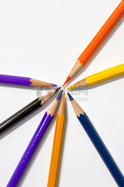 白色背景上的彩色铅笔橙子蜡笔团体绘画木头调色板教育光谱大学彩虹图片