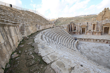 约旦贾拉什北剧院剧院柱子废墟石头天空入口文明旅游首都寺庙图片