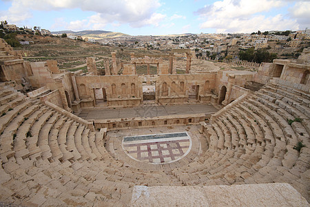 约旦贾拉什北剧院帝国剧院历史文明废墟柱子石头旅游沙漠寺庙图片