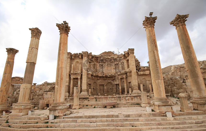 约旦贾拉什阿耳特弥斯寺庙首都纪念碑石头天空柱子入口旅行沙漠帝国建筑学图片