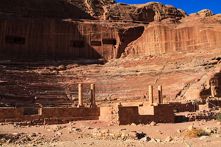 约旦佩特拉的剧院宝藏沙漠雕塑历史性雕刻历史文化红色装备砂岩图片