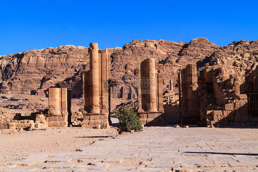 约旦佩特拉Temenos门雕刻遗产沙漠岩石旅行历史红色砂岩石头建筑学图片