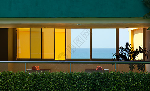 旅馆窗户扶手椅窗帘建筑海洋蓝色假期玻璃奢华建筑学黄色图片