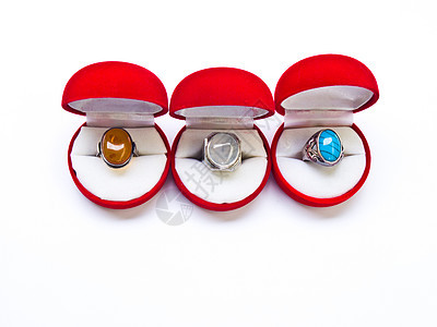 白背景孤立的圆圆圆红首饰箱婚礼订婚钻石石头展示琥珀色礼物奢华女性庆典图片