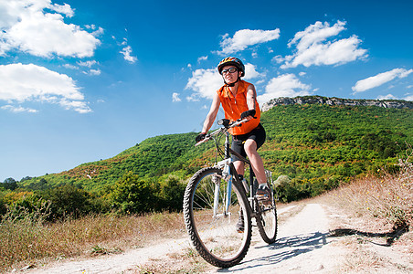 山山骑车运动员爬坡骑士男生男性车轮岩石天空娱乐冒险图片