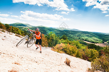山山骑车男生骑士运动下坡娱乐速度头盔旅行男人竞赛图片