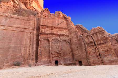 在约旦佩特拉的外部锡克人雕刻沙漠岩石寺庙历史旅行砂岩文化遗产石头图片