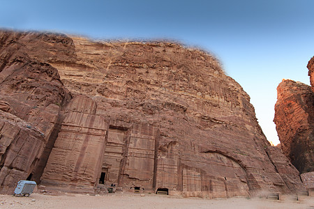 在约旦佩特拉的外部锡克人旅行石头岩石红色雕刻砂岩沙漠金库建筑学装备图片