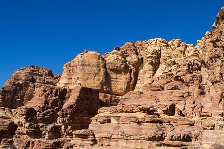约旦佩特拉的景观雕塑石头文化沙漠红色砂岩建筑学装备宝藏历史图片