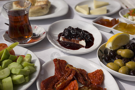 紧贴经典的土耳其式早餐食品餐盘餐厅小吃盘子营养美食香料食物桌子黄瓜图片