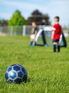 蓝足球球和玩家蓝色乐趣团队竞争孩子成功闲暇竞赛跑步阳光图片