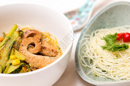 亚洲鸡蔬菜汤面条用餐炒锅蔬菜餐厅筷子胡椒小吃美食食物图片