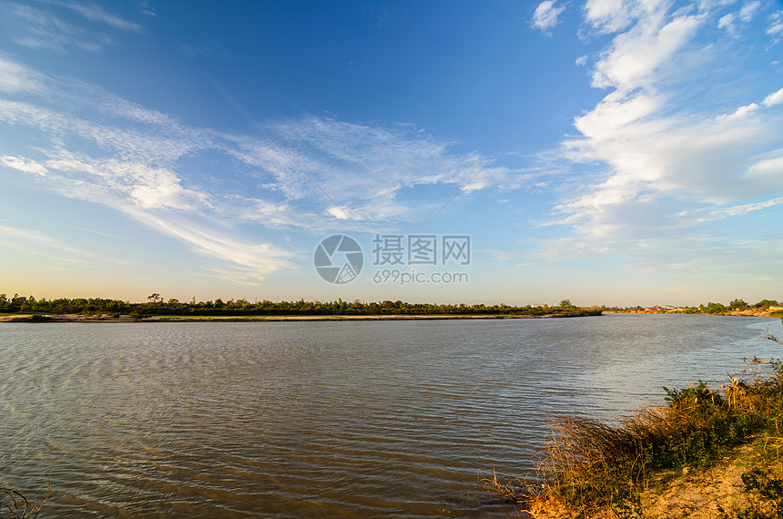 河流和天空生态池塘绿色乡村环境蓝色农村土地图片