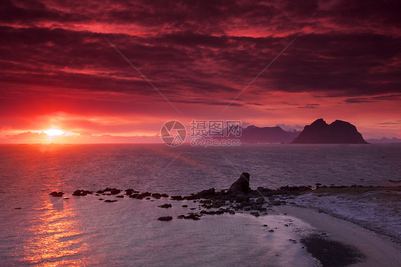 挪威的午夜日光太阳海滩支撑风景全景岩石海洋极日天空日落图片