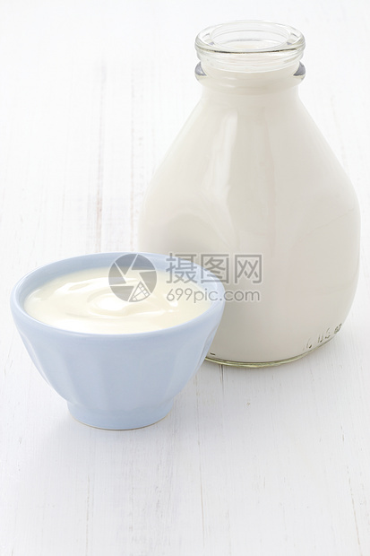 牛奶瓶和普通酸奶原味营养香草甜点水果奶油豆浆奶制品牛奶壶食物图片