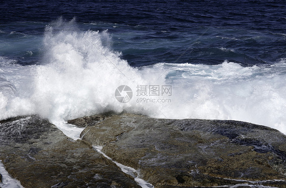 冲撞岩石的海洋海浪海滩天气碰撞阳光风景破岸旅行冲浪蓝色海岸图片