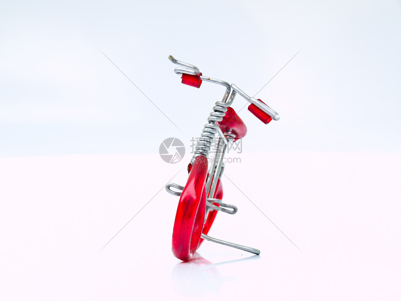 前方白色背景孤立的一辆小型红色单车(小红色自行车)图片
