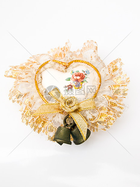 白色的陶瓷心脏装饰着钟声和带子夫妻婚礼装饰品金子男人绿色男性女孩们制品女性图片