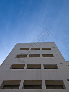 蓝色天空办公大楼的表面窗面反射房子商业窗户建筑学中心玻璃办公室建筑公司图片