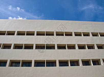 蓝色天空办公大楼的表面窗面反射公司玻璃办公室房子建筑学窗户建筑商业中心图片