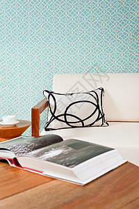 客厅内明亮的白色家具木头墙纸织物杯子扶手椅设计师奢华休息室蓝色桌子图片