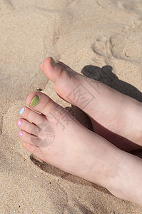 婴儿脚女孩海岸温泉休息海滩指甲赤脚假期皮肤手指图片