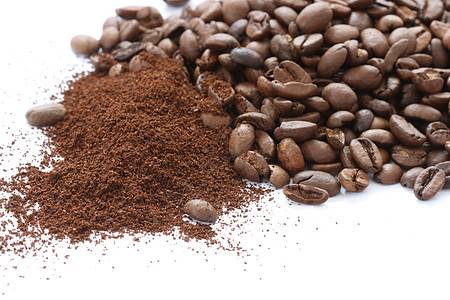 白色背景的全咖啡豆和地面咖啡豆警察地面水平咖啡店豆子图片