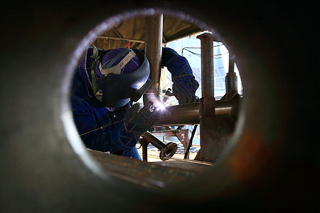 工厂工程焊工制造业焊接气体金属制造厂管道火花工匠男人生产图片